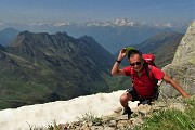 70 Un saluto sull'ultima neve con vista in Val Cervia